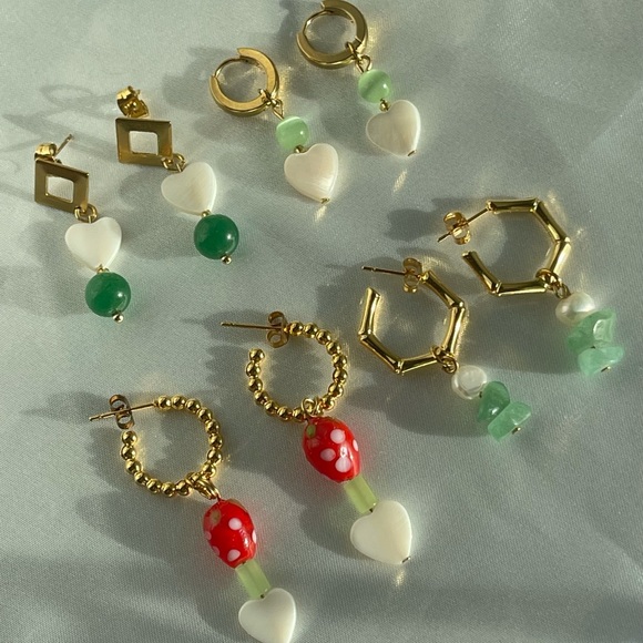 Sage green natural stone & fresh water pearl stainless steel gold hoop earrings - Picture 3 of 4